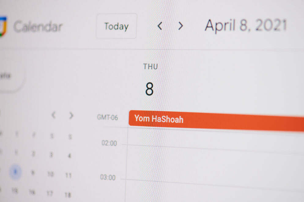 Stock photo of an online calendar with an event in orange that reads "Yom HaShoah."