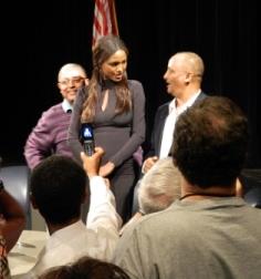 Miss Israel, Yityish Aynaw, chats with audience members at Northern Virginia Jewish Community Center. Photo by Suzanne Pollak