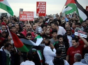 Demonstrators gather in the Israeli town of Hura to protest against the Israeli government's plan to resettle some 30,000 Bedouin residents of the Negev desert. Photo by David Buimovitch/Flash 90)