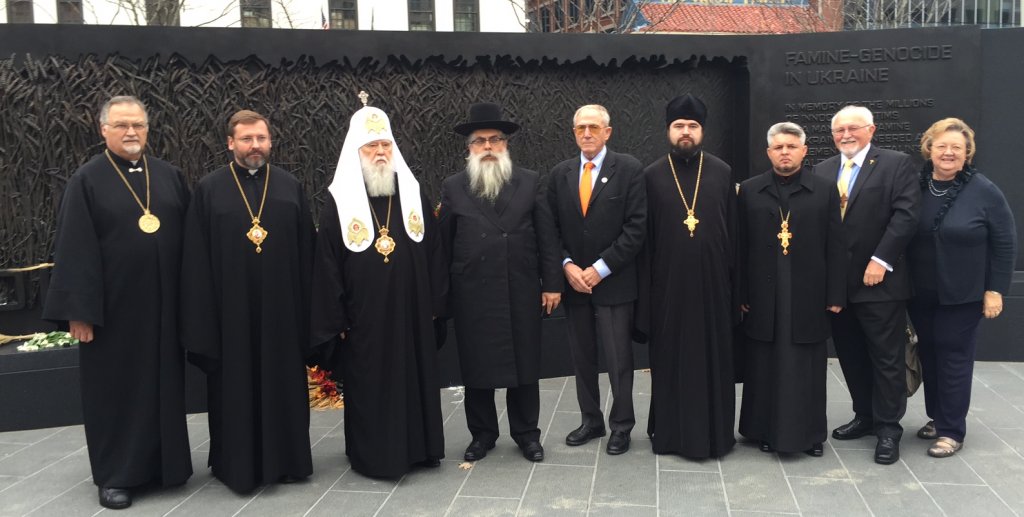  Ukraine’s Chief Rabbi Yaakov Dov Bleich, center, with his religious colleagues, stands before the Holodomor Memorial to Victims of the Ukrainian Famine-Genocide of 1932-1933 in Washington. Courtesy of U.S.-Ukraine Foundation
