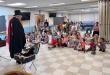 Magician Wows at Camp Ahava